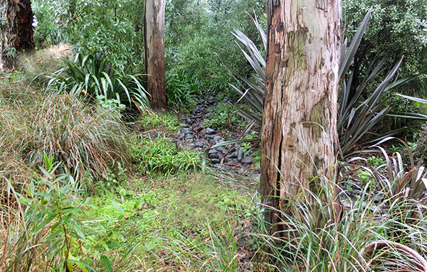  Edged with river stones. 