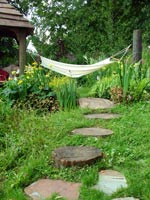 garden-hammock-paving-stones